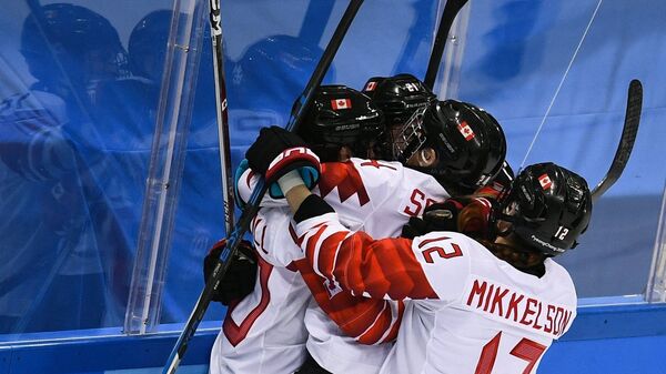 Хоккеистки сборной Канады радуются заброшенной шайбе