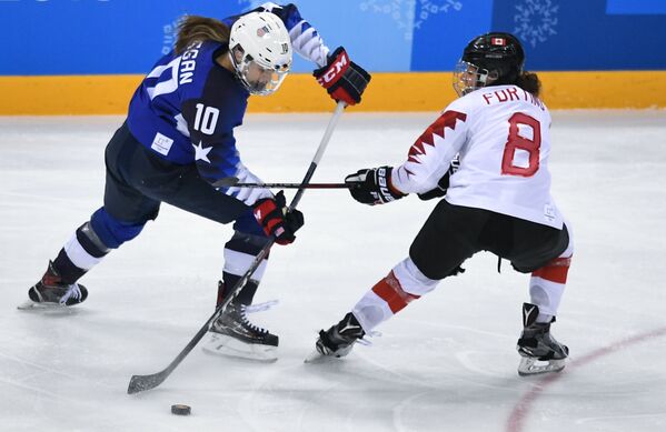 Игровой момент финального матча женских хоккейных сборных США - Канада