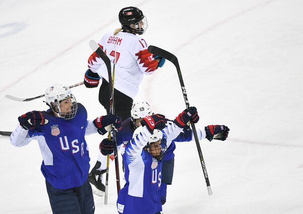 Хоккеистки сборной США радуются заброшенной шайбе