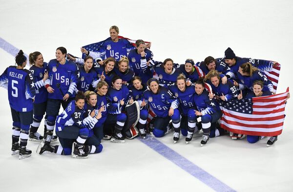 Хоккеистки сборной США радуются победе
