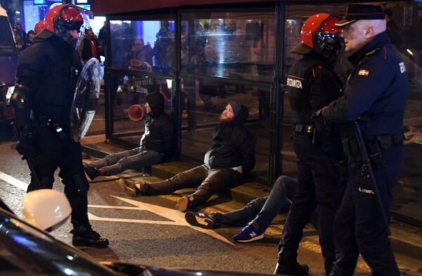Болельщики, задержанные полицией, во время столкновения фанатов перед матчем Атлетик - Спартак