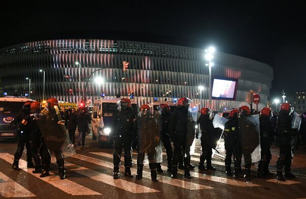 Полицейские у стадиона Сан Мамес перед матчем Атлетик - Спартак