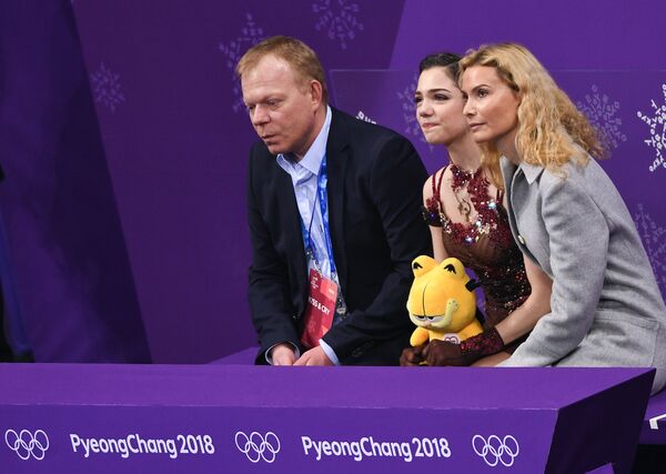 Евгения Медведева (в центре) и Этери Тутберидзе