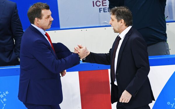 Главный тренер сборной России Олег Знарок (слева) и главный тренер сборной Чехии Йозеф Яндач