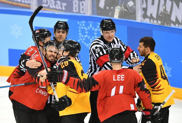 Судьи разнимают игроков в полуфинальном матче Канада - Германия