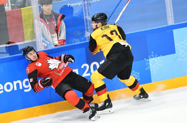 Хоккеист сборной Канады Брэндон Козун и немецкий хоккеист Маркус Кинк (слева направо)