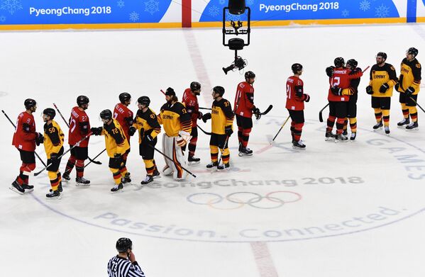 Хоккеисты сборных Канады и Германии после окончания матча