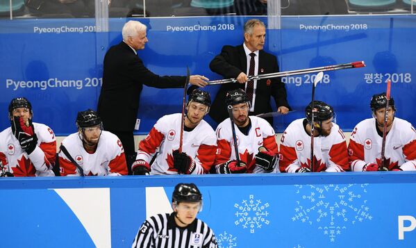 Тренеры сборной Канады Дэйв Кинг и Уилли Дежарден (слева направо на втором плане) и хоккеисты команды