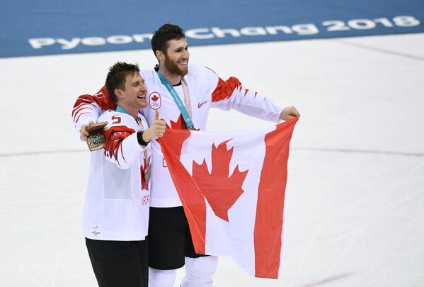Игроки сборной Канады Чарльз Геноуэй (слева) и Квинтон Хауден