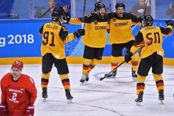 Хоккеисты сборной Германии радуются забитой шайбе