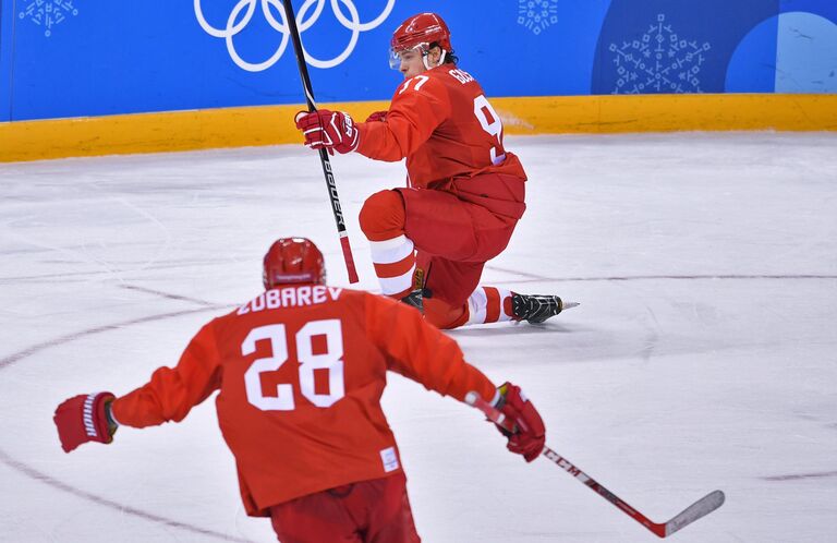 Защитник сборной России Андрей Зубарев и нападающий Никита Гусев 