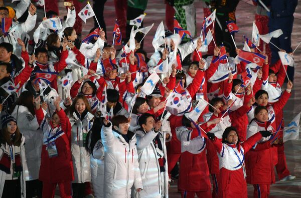 Спортсмены объединенной команды Южной Кореи и КНДР на церемонии закрытия XXIII зимних Олимпийских игр в Пхенчхане