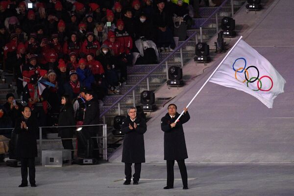 Мэр Пекина Чэн Цзининь и президент Международного олимпийского комитета (МОК) Томас Бах (справа налево)