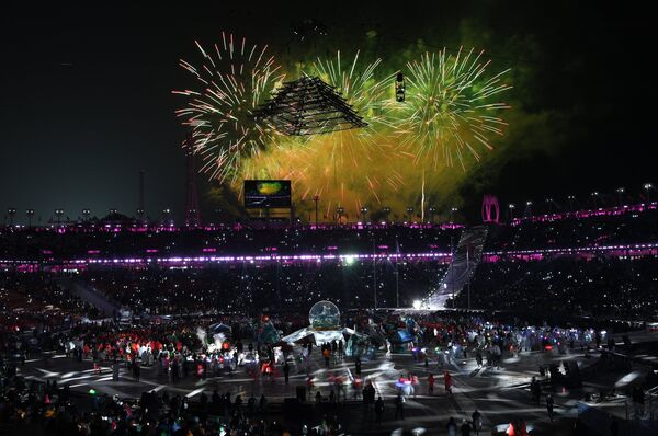 Салют над олимпийским стадионом на церемонии закрытия зимних Олимпийских игр в Пхенчхане
