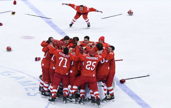 Российские хоккеисты радуются победе на Олимпийских играх