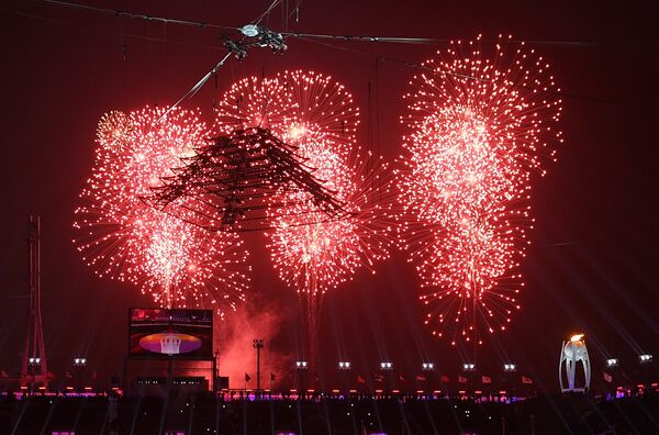 Салют над стадионом на церемонии закрытия Олимпийских игр в Пхенчхане