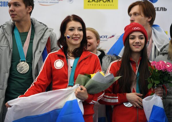 Фигуристы Дмитрий Соловьев, Екатерина Боброва и Евгения Медведева (слева направо)