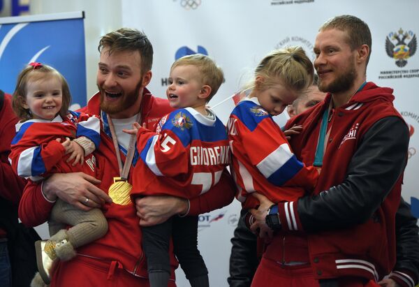 Хоккеисты Михаил Григоренко (слева) и Сергей Андронов с детьми