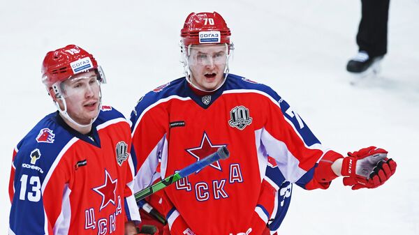 Хоккеисты ЦСКА Роман Любимов (слева) и Сергей Шумаков