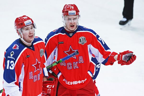 Хоккеисты ЦСКА Роман Любимов (слева) и Сергей Шумаков