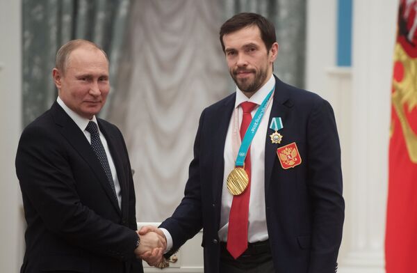 Владимир Путин вручил орден Дружбы Павлу Дацюку (справа)