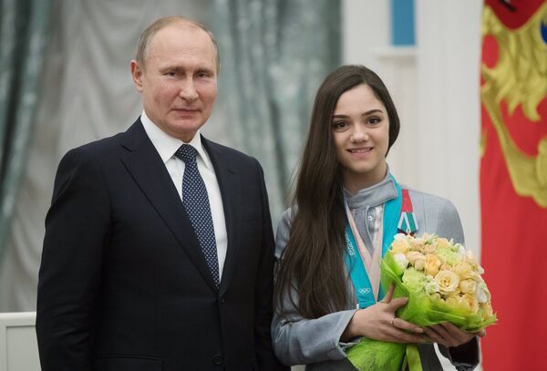 Владимир Путин вручил орден Дружбы Евгении Медведевой (справа)