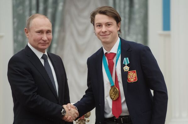 Владимир Путин вручил орден Дружбы хоккеисту Никите Гусеву (справа)