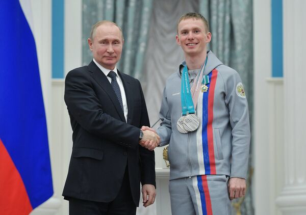 Владимир Путин вручил орден Дружбы лыжнику Денису Спицову (справа)