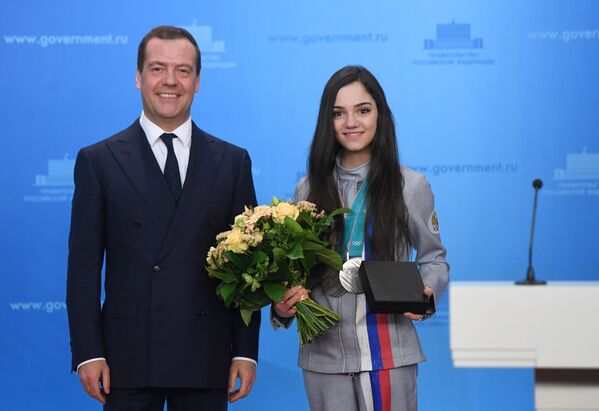 Дмитрий Медведев и Евгения Медведева (справа)