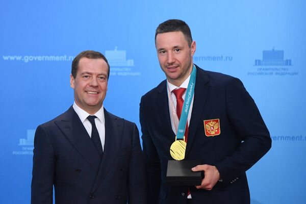 Дмитрий Медведев и олимпийский чемпион по хоккею Илья Ковальчук (справа)