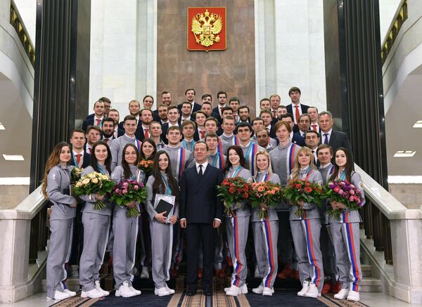 Дмитрий Медведев фотографируется с победителями и призерами зимних Олимпийских игр в Пхенчхане.
