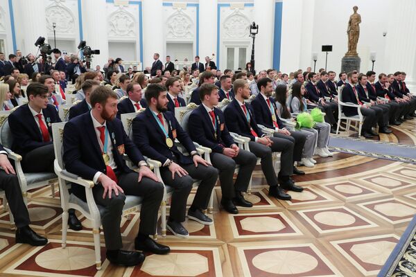 Российские спортсмены - призеры Олимпийских игр в Пхенчхане на церемонии вручения государственных наград в Кремле