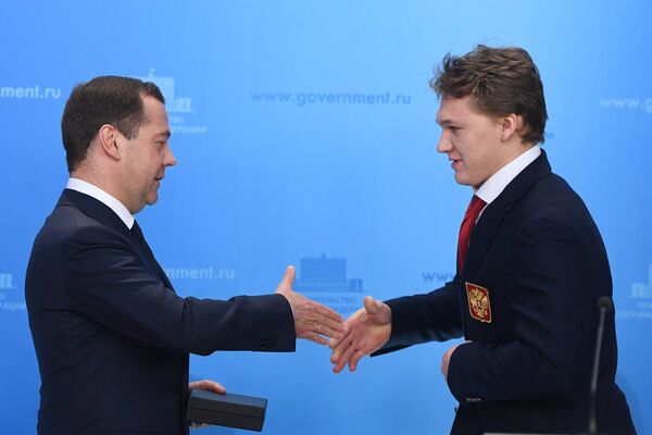 Дмитрий Медведев и олимпийский чемпион по хоккею Кирилл Капризов (справа)