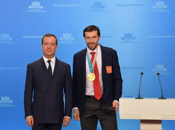 Дмитрий Медведев и олимпийский чемпион по хоккею Павел Дацюк (справа)