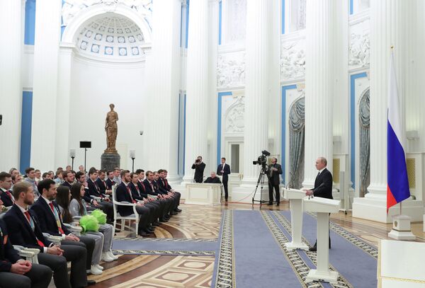 Владимир Путин на церемонии вручения государственных наград российским спортсменам - призерам XXIII зимних Олимпийских игр