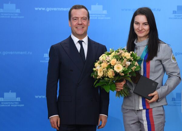 Дмитрий Медведев и бронзовый призер по лыжным гонкам Анна Нечаевская (справа)
