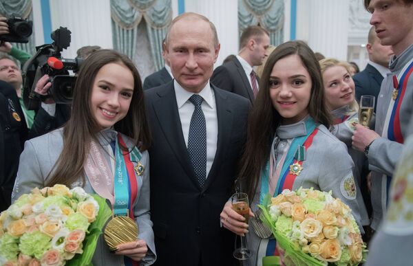 Алина Загитова, Владимир Путин и Евгения Медведева (слева направо)