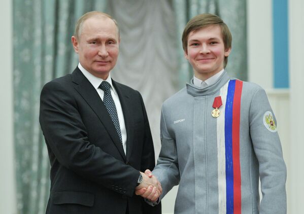 Владимир Путин вручил медаль ордена За заслуги перед Отечеством I Михаилу Коляде (справа)