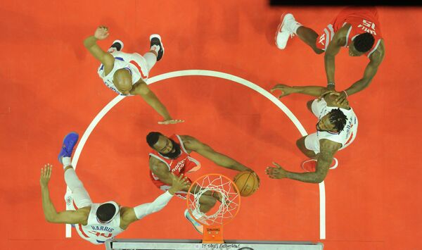 Игровой момент мачта НБА Лос-Анджелес Клипперс - Хьюстон, в красном - Джеймс Харден