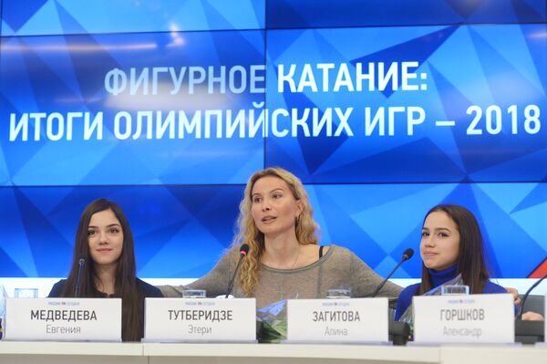 Евгения Медведева, Этери Тутберидзе и Алина Загитова (слева направо)
