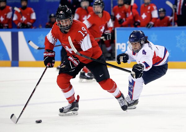 Северокорейская хоккеистка Ким Ун Хян (справа)