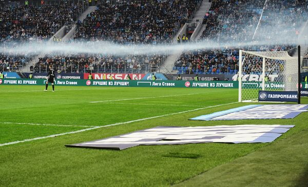 Дым от горящего файера, брошенного на поле во время матча Зенит - Амкар