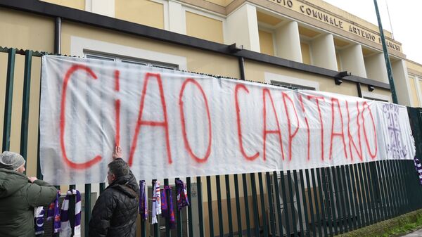 Болельщики итальянской Фиорентины несут цветы и шарфы к стадиону клуба в память о Давиде Астори