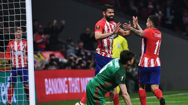 Футболисты  Атлетико Анхель Корреа и Диего Коста (справа налево) радуются забитому голу