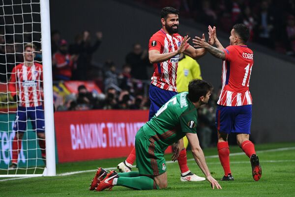 Футболисты  Атлетико Анхель Корреа и Диего Коста (справа налево) радуются забитому голу