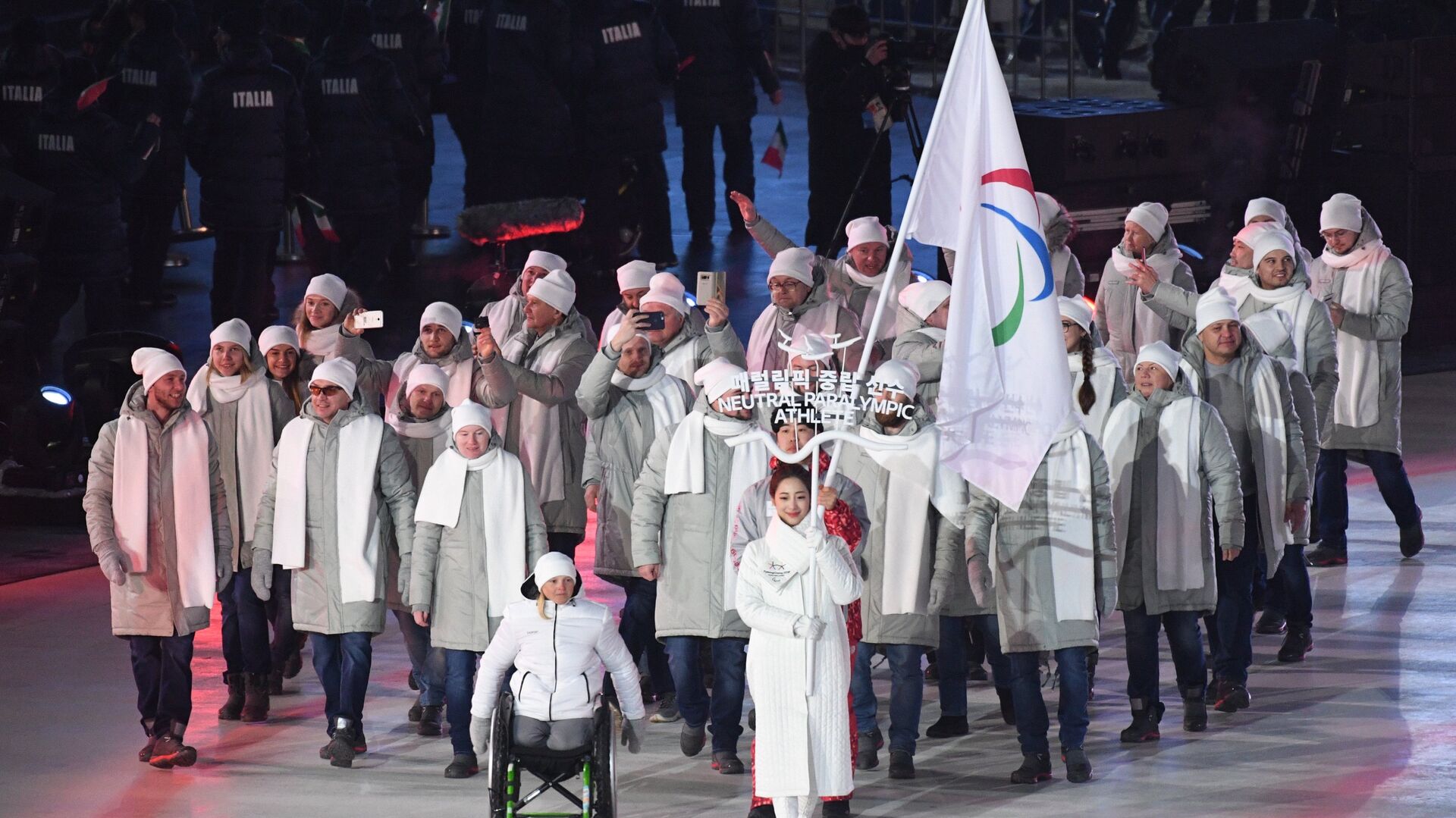 Российские спортсмены под паралимпийским флагом на церемонии открытия XII зимних Паралимпийских игр в Пхенчхане - РИА Новости, 1920, 15.11.2023