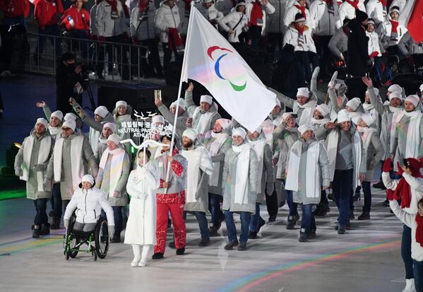 Российские спортсмены под паралимпийским флагом на церемонии открытия XII зимних Паралимпийских игр в Пхенчхане