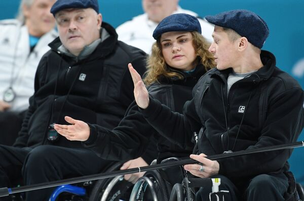 Российские керлингисты Константин Курохтин, Дарья Щукина и Александр Шевченко (справа налево)