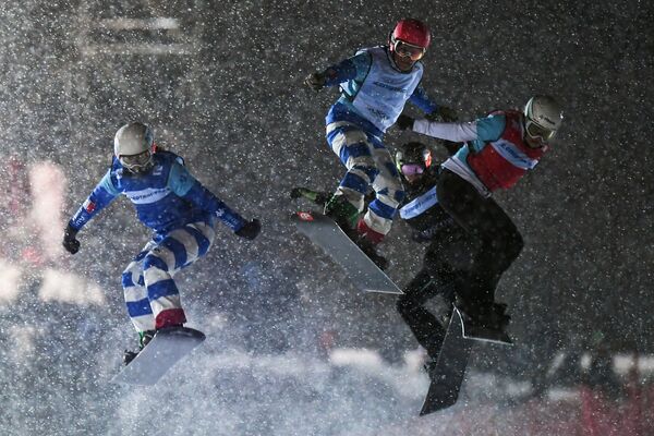 Спортсмены в соревнованиях по сноуборд-кроссу на этапе Кубка мира по сноуборду в Москве