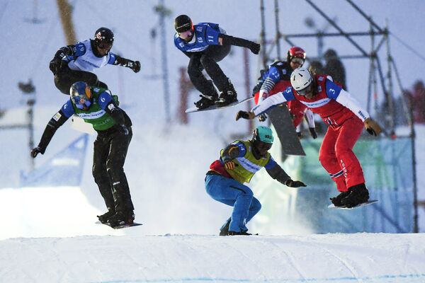 Спортсмены в соревнованиях по сноуборд-кроссу на этапе Кубка мира по сноуборду в Москве